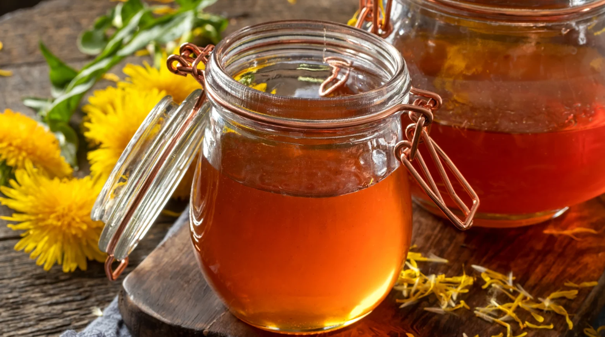syrop z mniszka, miodek z mniszka, mniszek lekarski, domowy syrop, naturalne leczenie, ziołolecznictwo, odporność, przeziębienie, infekcje gardła, medycyna naturalna, przepisy z mniszka, syrop na kaszel, zdrowie z natury, zioła lecznicze, mniszek właściwości